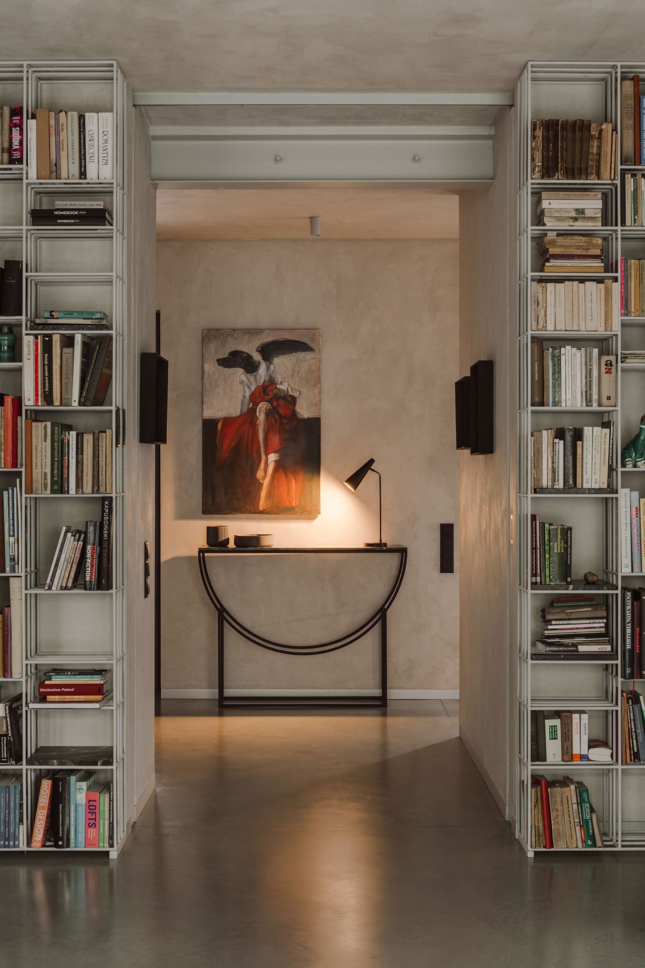 Casa en Polonia con interiores en color ocre y mucha artesania libreria