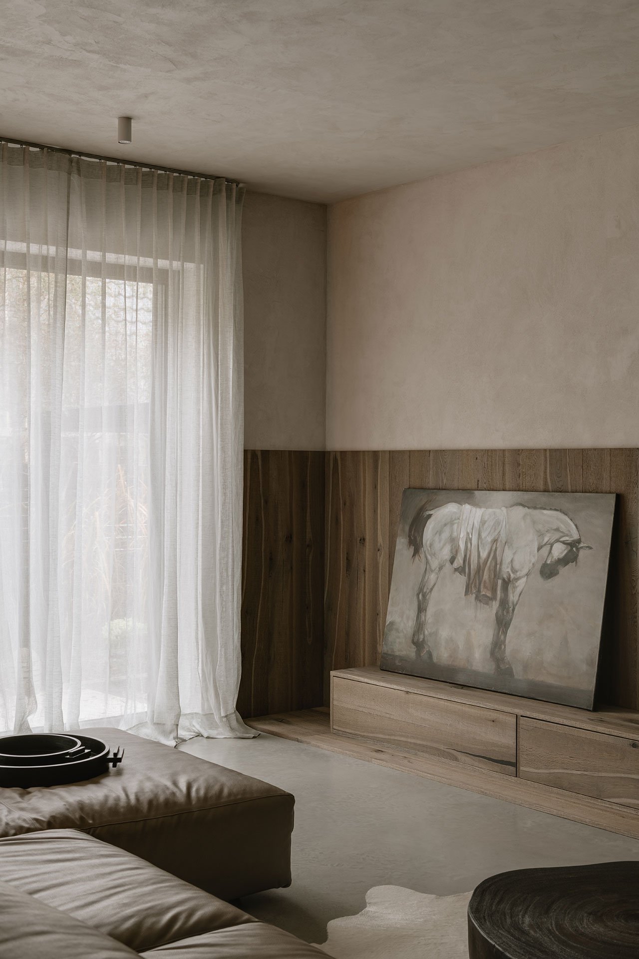 Casa en Polonia con interiores en color ocre y mucha artesania salon con cortinas blancas
