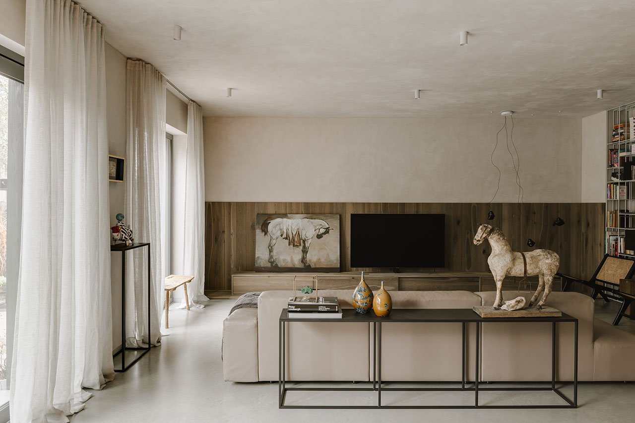 Casa en Polonia con interiores en color ocre y mucha artesania salon