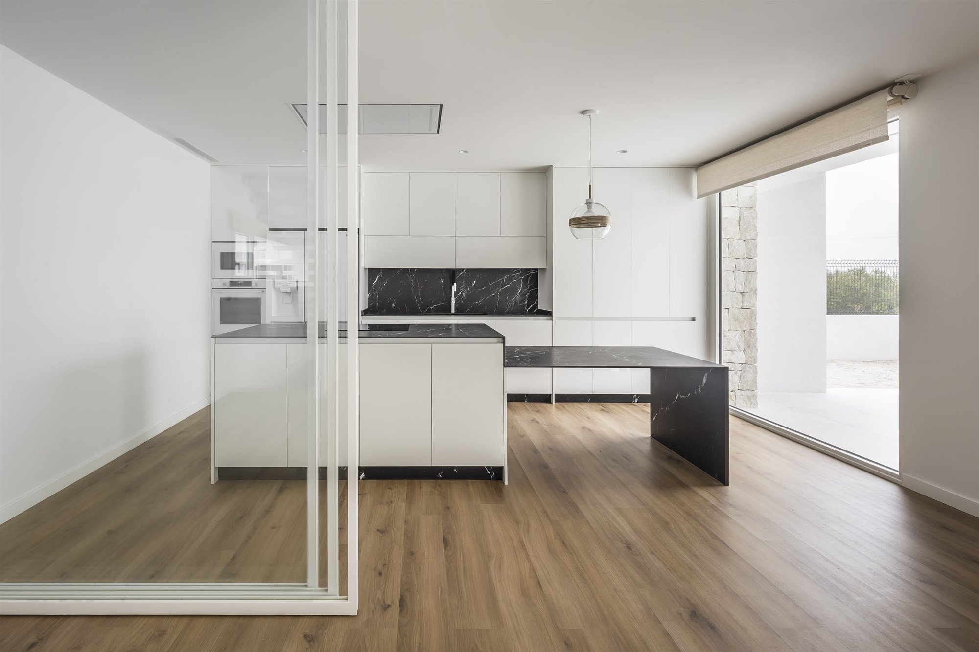 Casa moderna con fachada en blanco y negro en Valencia cocina