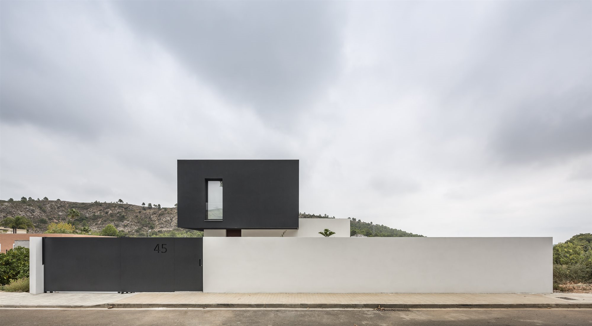 Casa moderna con fachada en blanco y negro en Valencia entrada