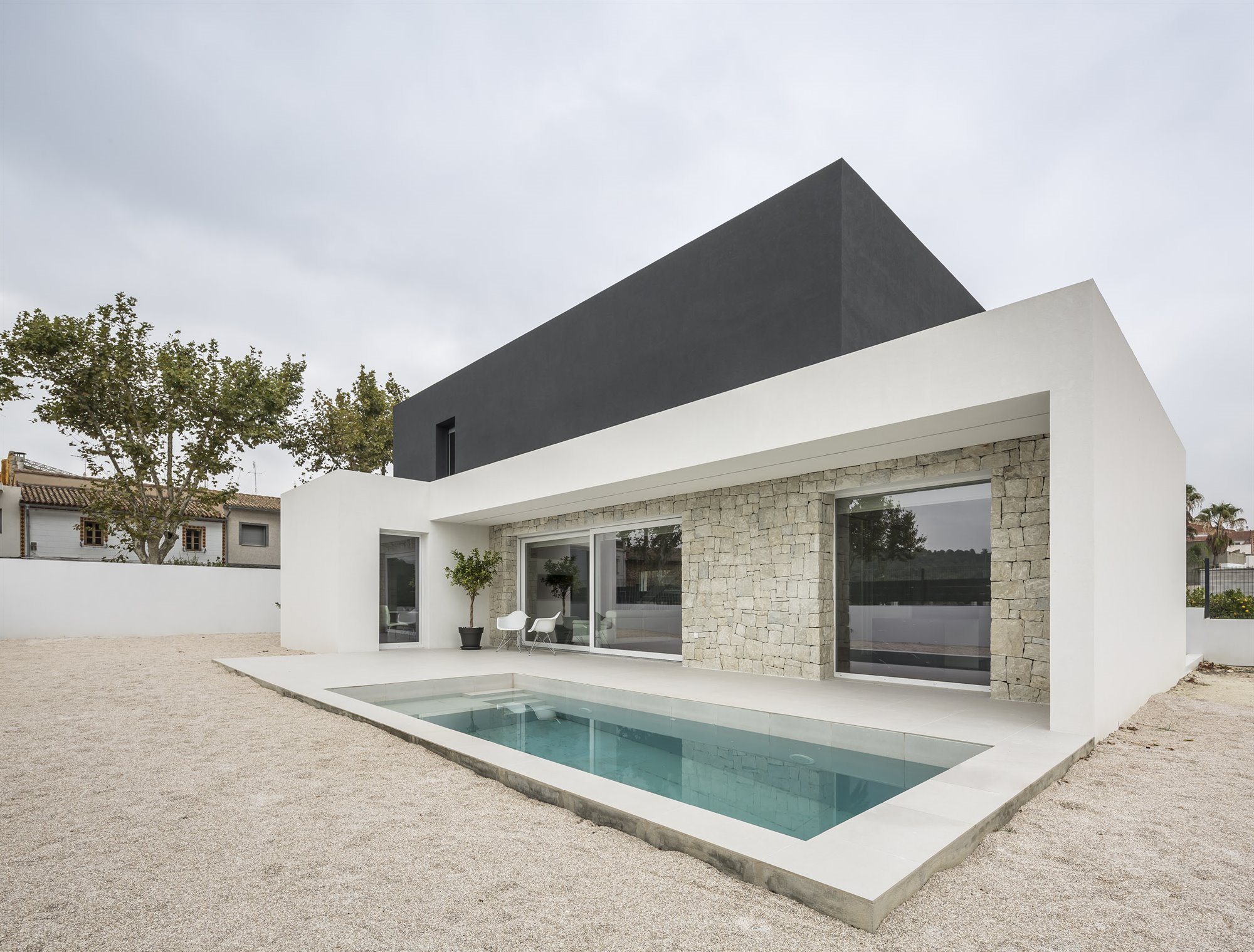 Casa moderna con fachada en blanco y negro en Valencia piscina