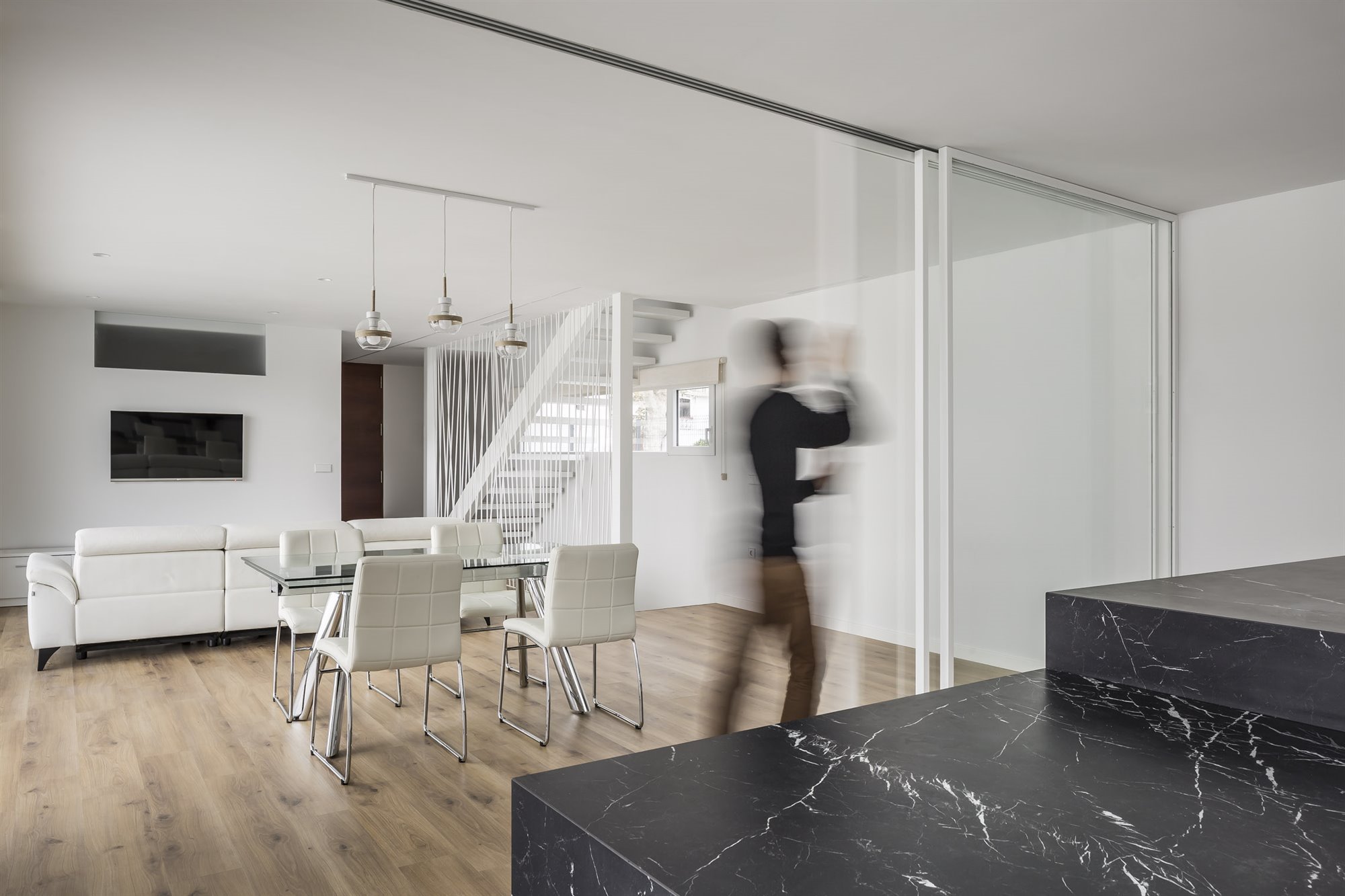 Casa moderna con fachada en blanco y negro en Valencia puerta corredera