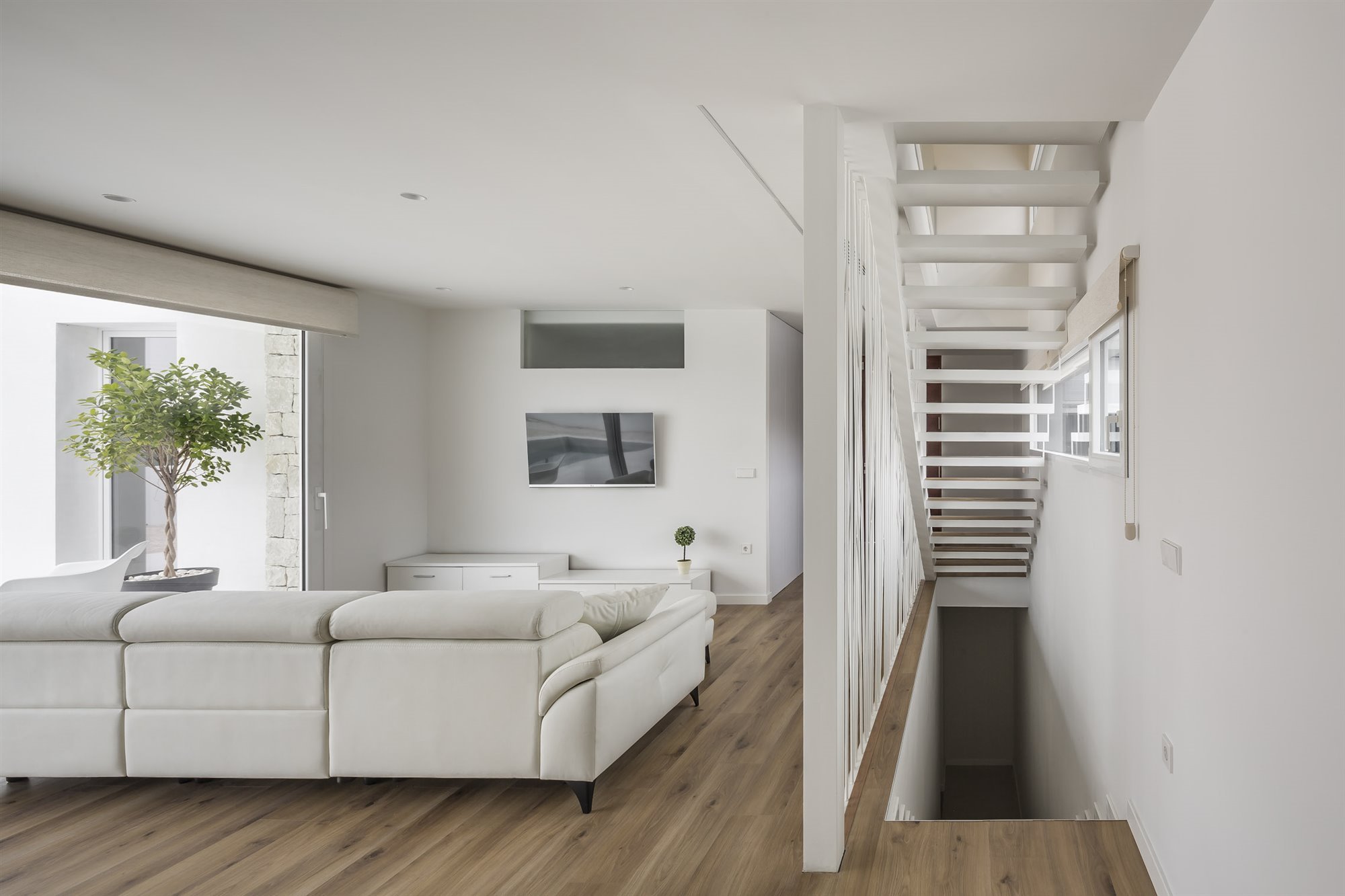 Casa moderna con fachada en blanco y negro en Valencia salon con escaleras