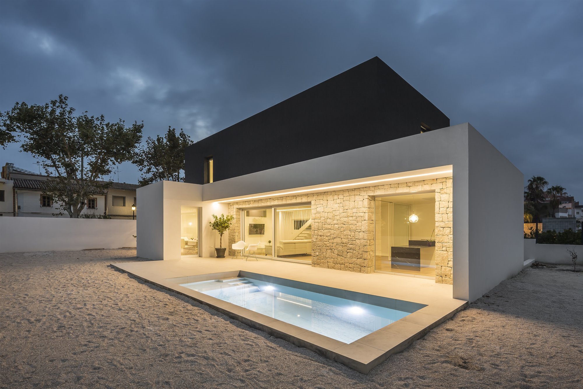 Una casa moderna con fachada de color blanco y negro en Valencia Una casa moderna con fachada de color blanco y negro en Valencia