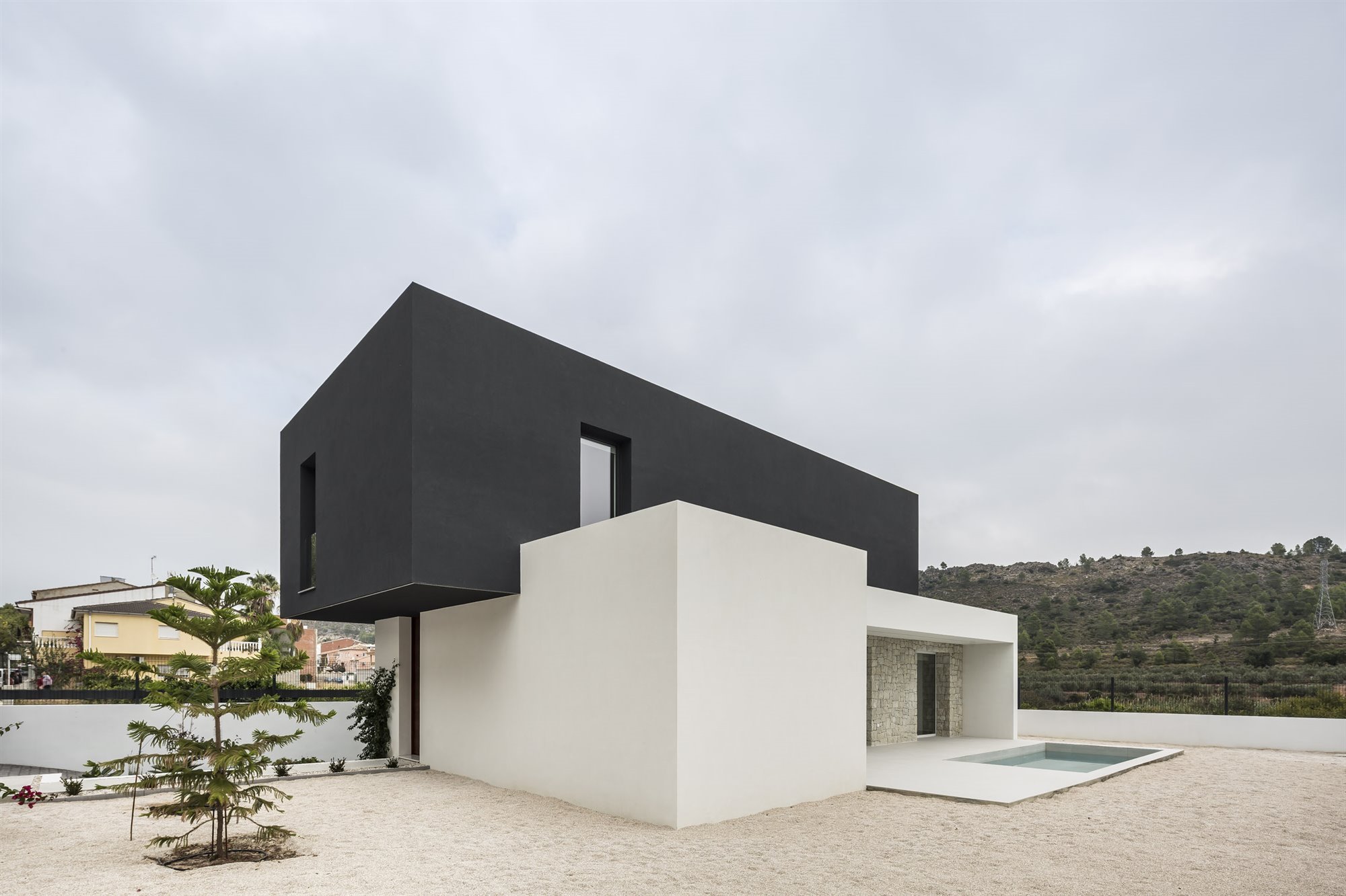 Casa moderna con fachada en blanco y negro en Valencia vista general