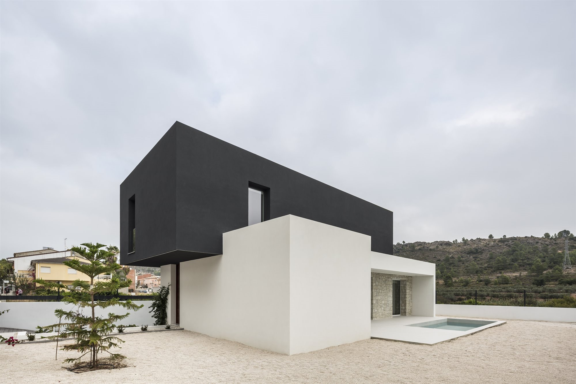 Una casa moderna con fachada de color blanco y negro en Valencia Una casa moderna con fachada de color blanco y negro en Valencia