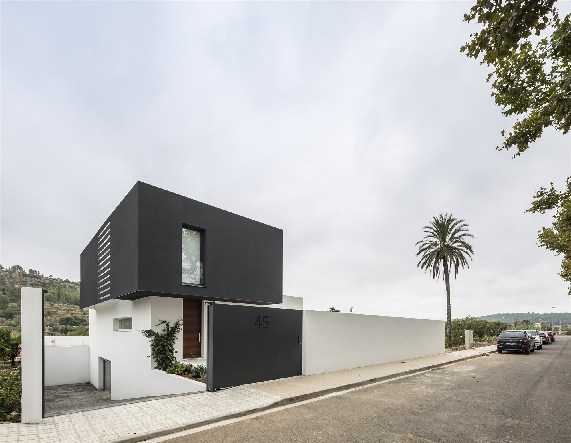 Casa moderna con fachada en blanco y negro en Valencia vista lateral