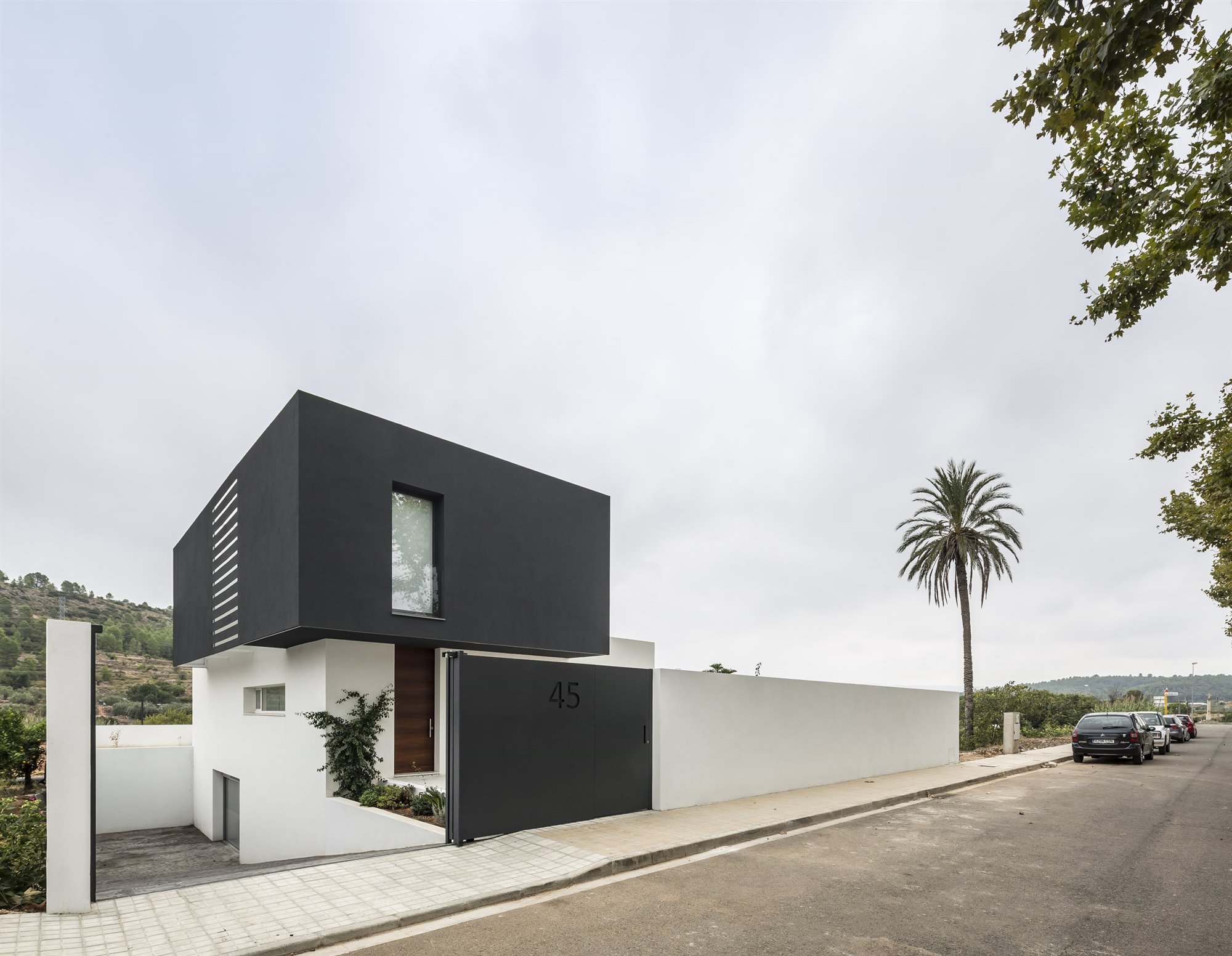 Una casa moderna con fachada de color blanco y negro en Valencia Una casa moderna con fachada de color blanco y negro en Valencia