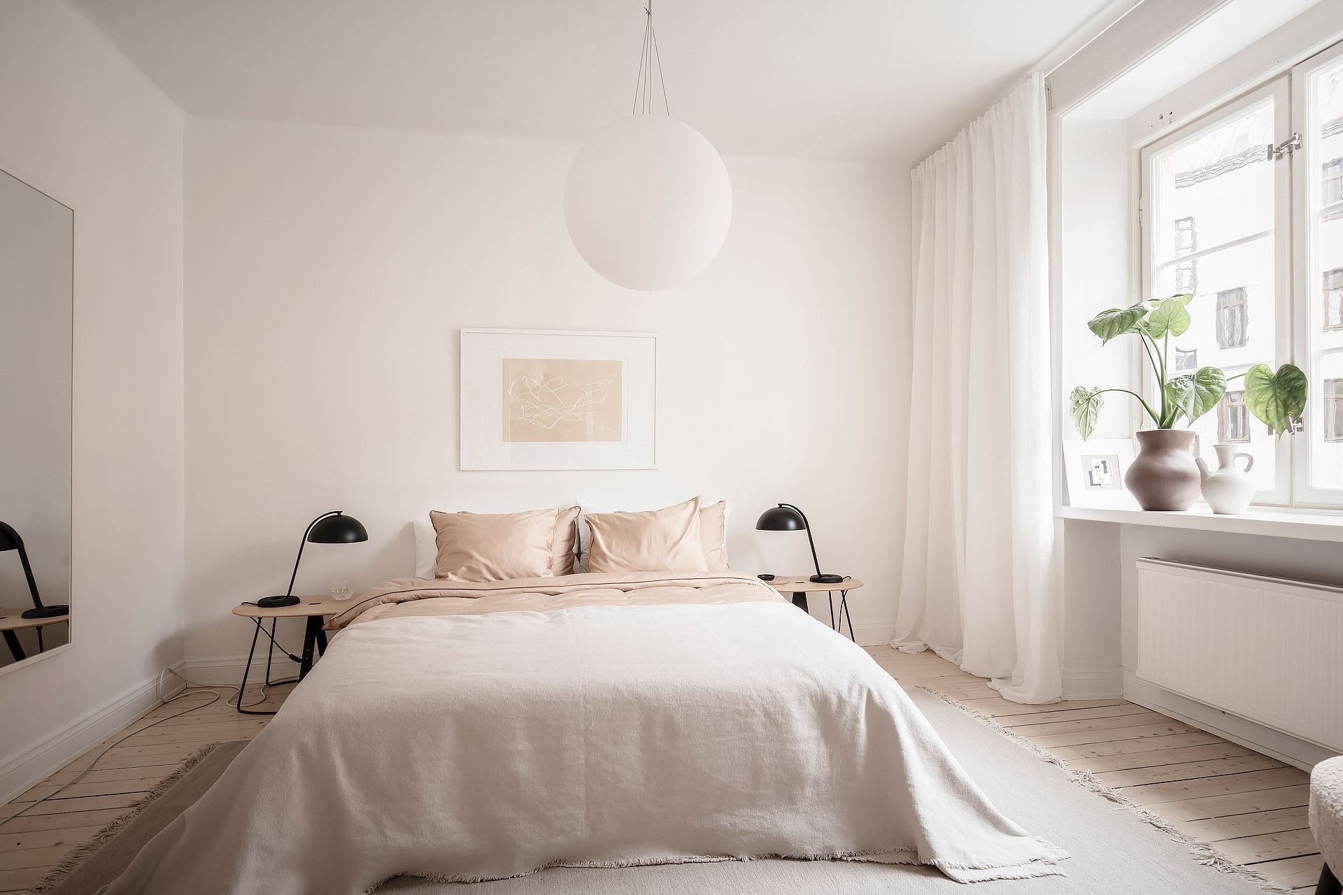 dormitorio con ventana casa suecia