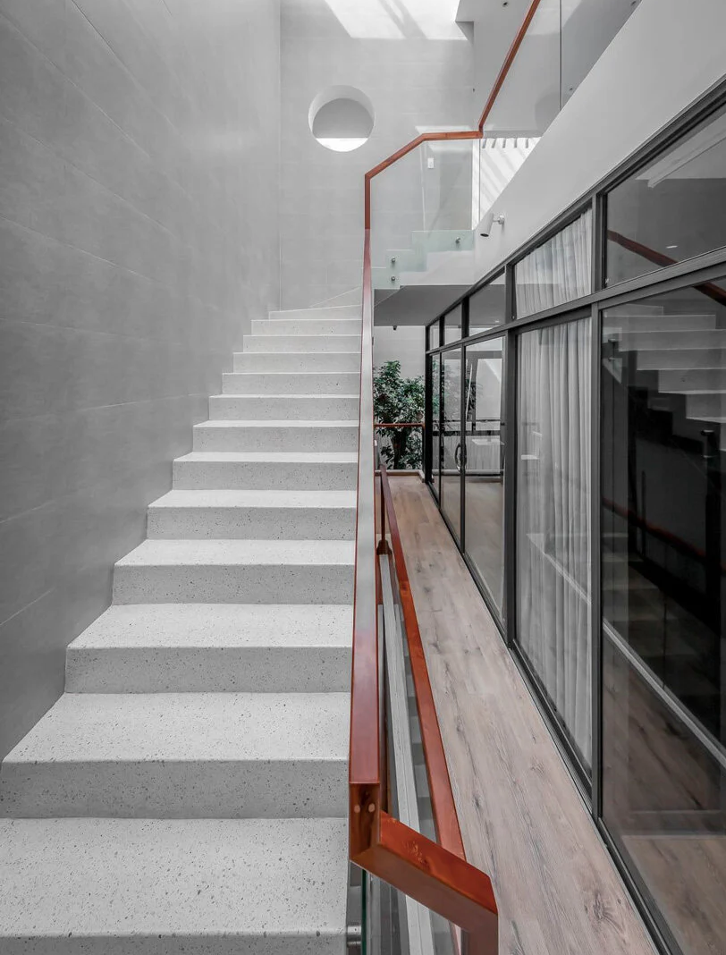 escalera y pasillo casa en vietnam