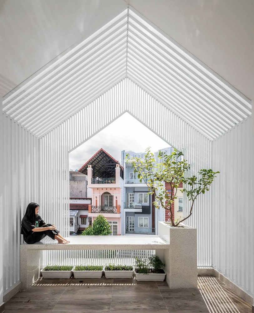 Una casa moderna con patios interiores llenos de plantas y luz en Vietnam