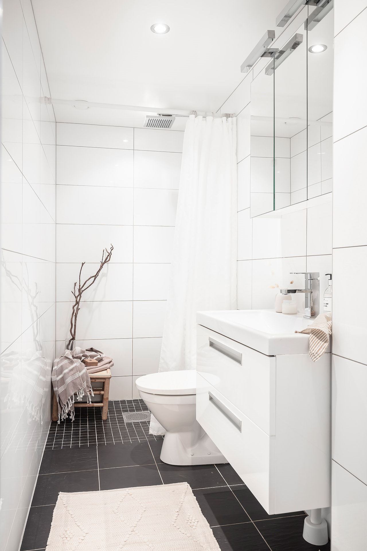 Mini piso en Suecia con decoracion moderna nordica baño con ducha