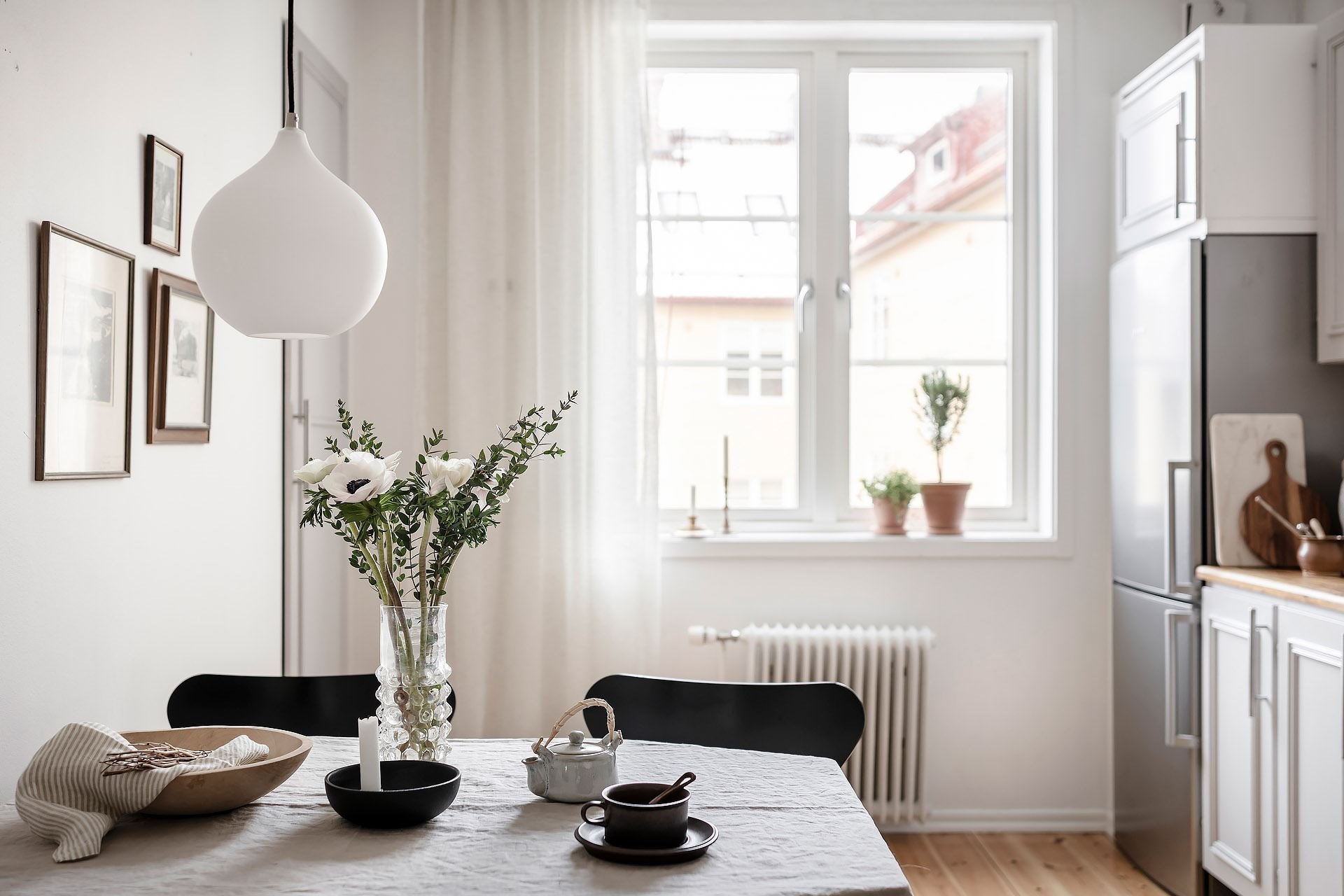 Mini piso en Suecia con decoracion moderna nordica cocina con mesa de comedor