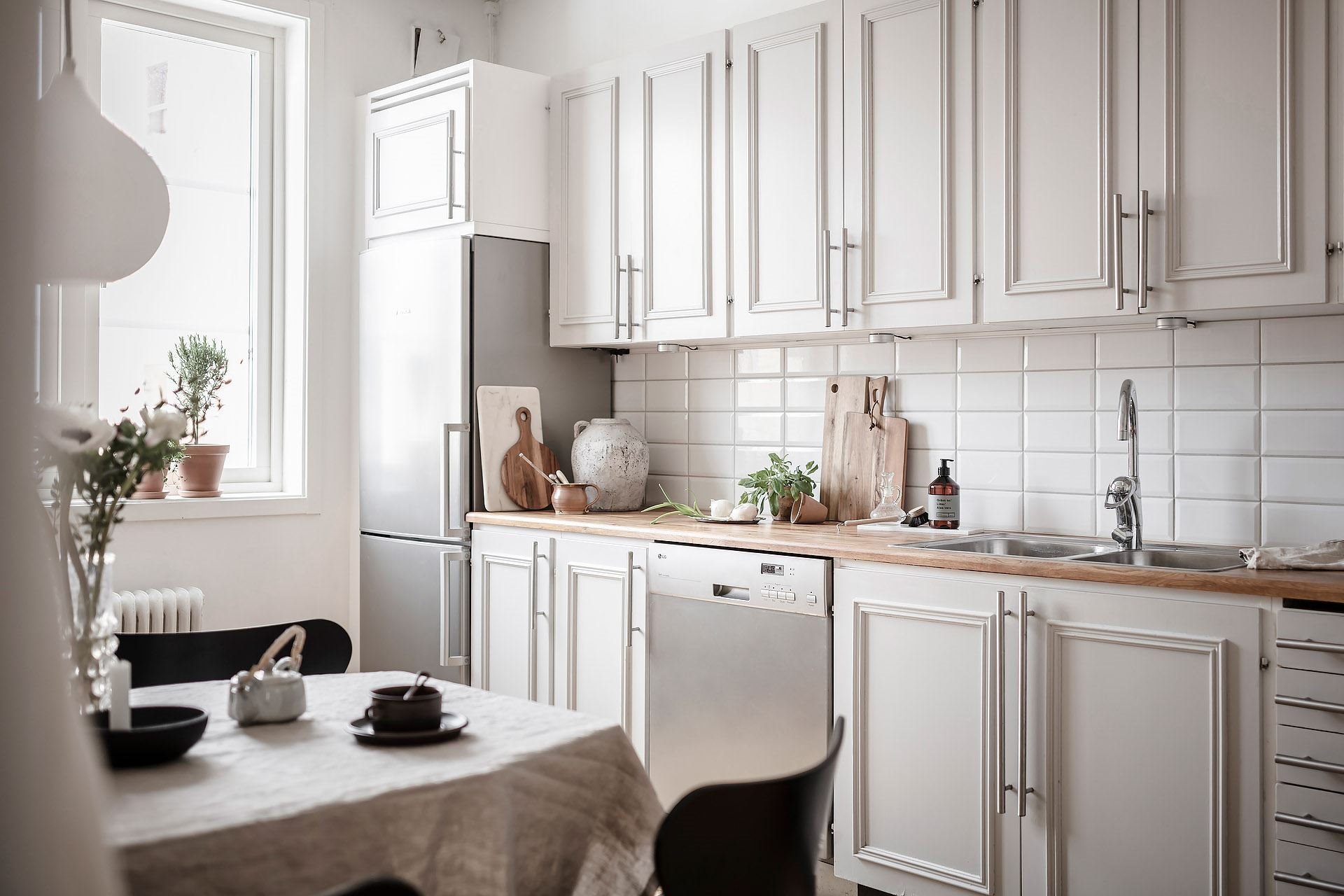 Mini piso en Suecia con decoracion moderna nordica cocina con muebles blancos
