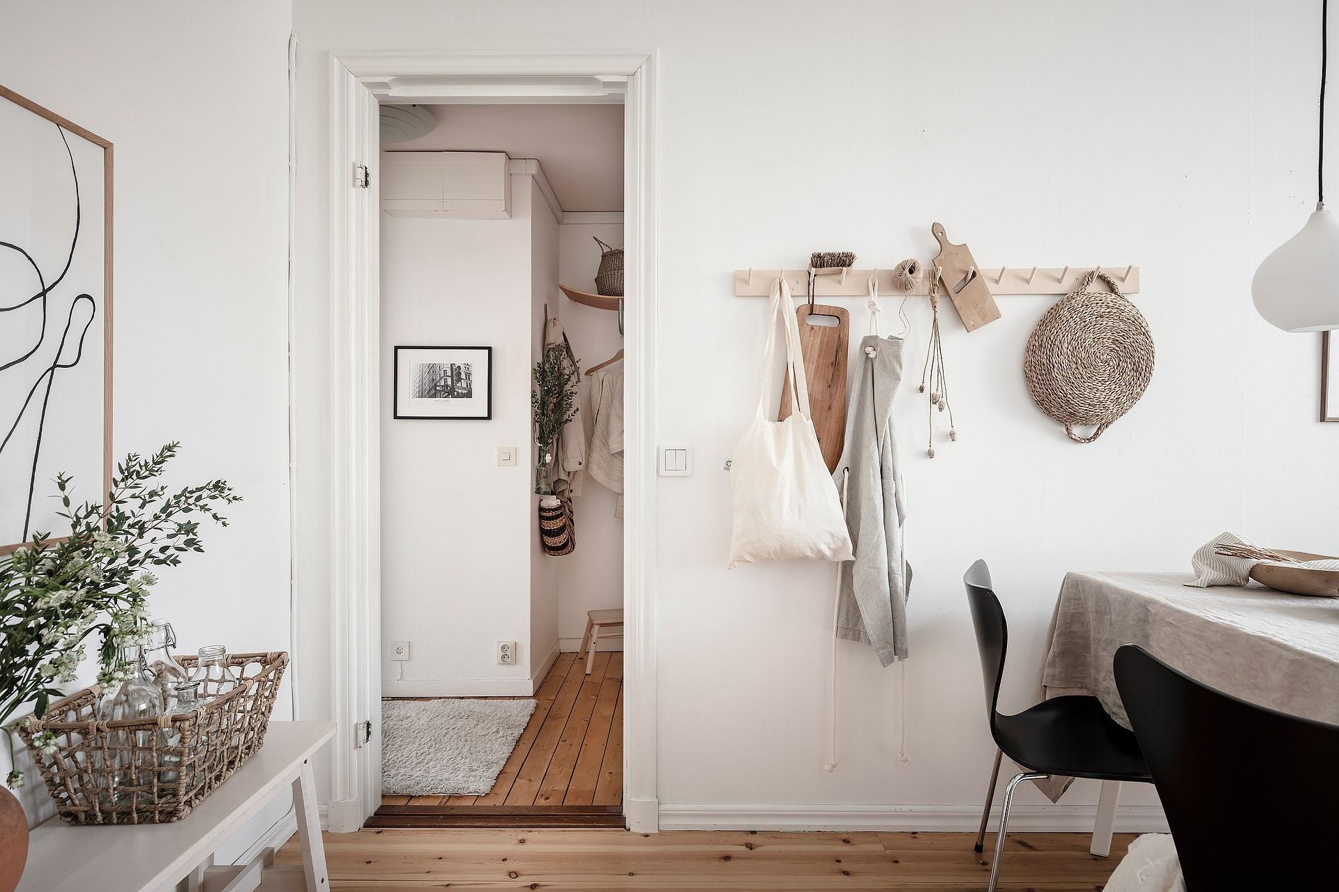 Mini piso en Suecia con decoracion moderna nordica comedor con recibidor