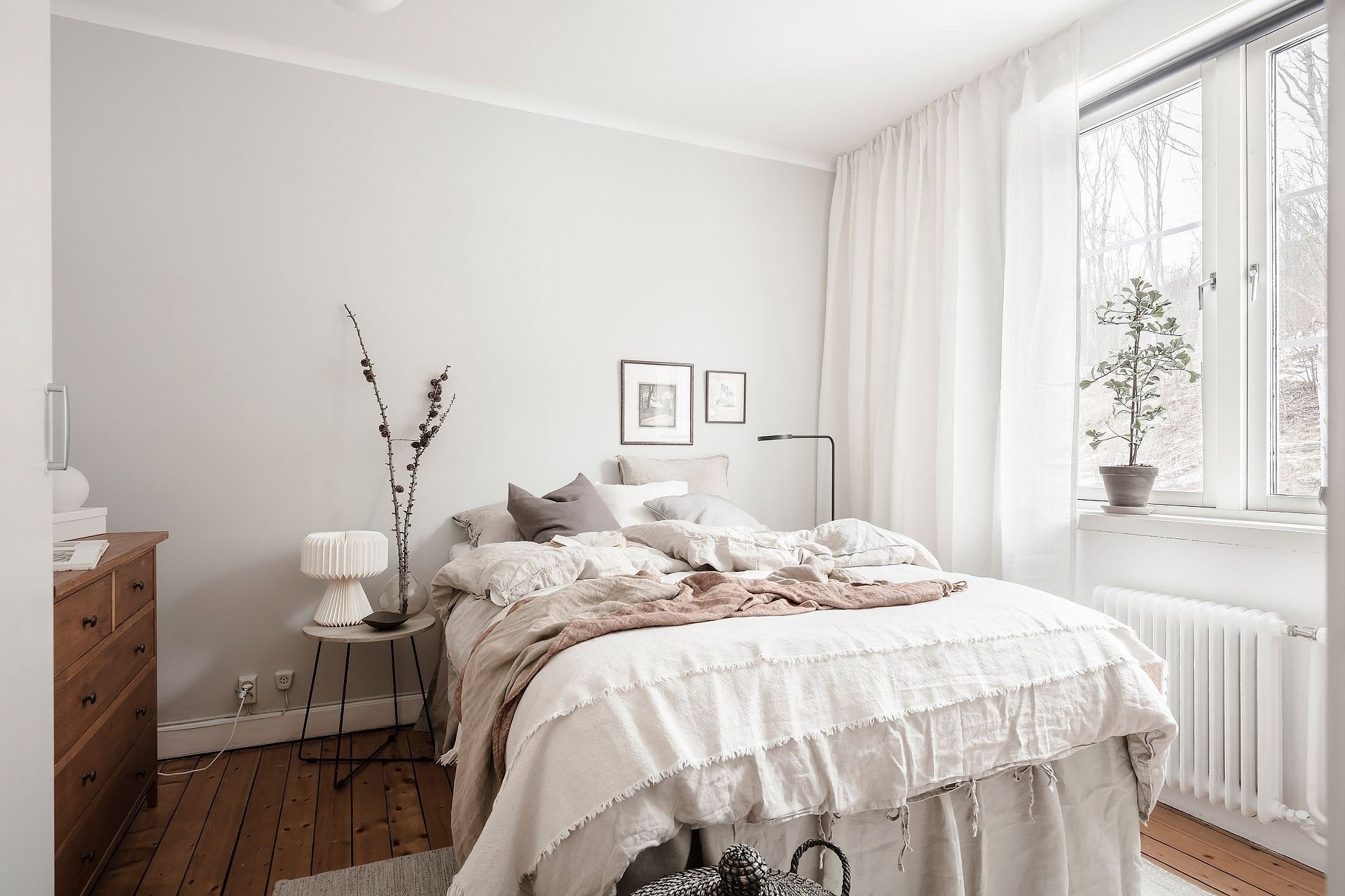 Mini piso en Suecia con decoracion moderna nordica dormitorio con cortinas blancas