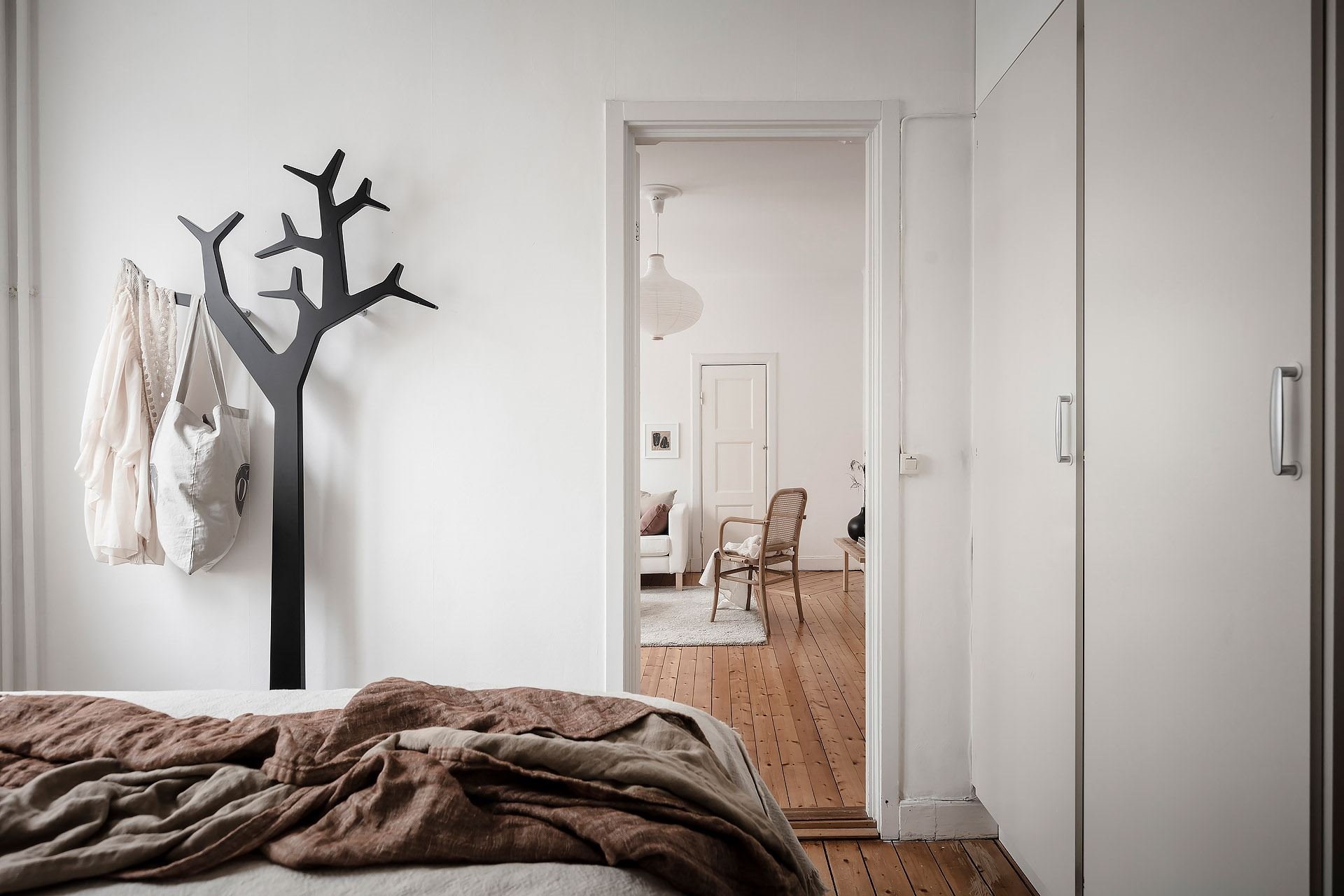 Mini piso en Suecia con decoracion moderna nordica dormitorio con perchero en forma de arbol