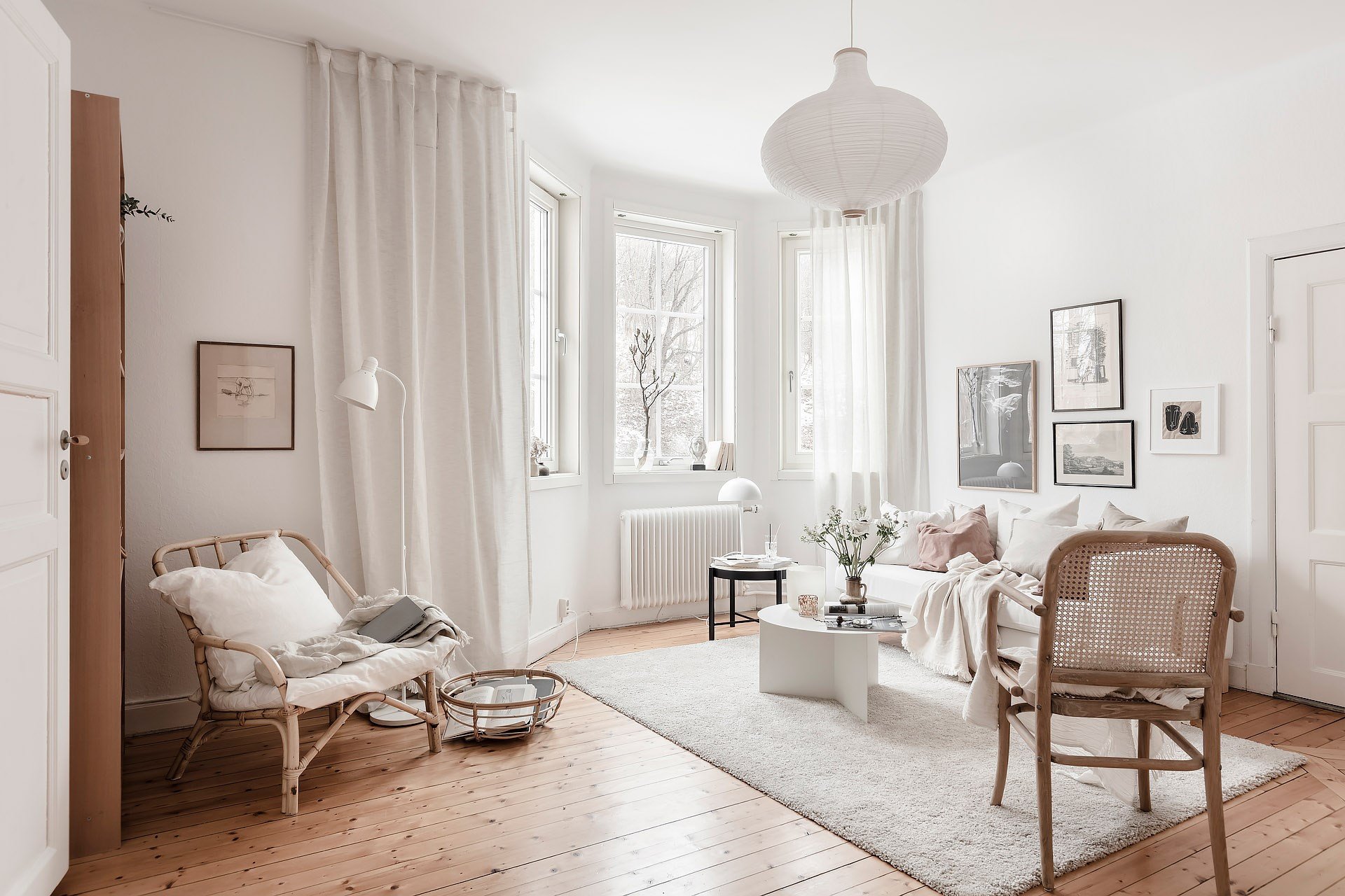 Un piso con decoración de interiores en color blanco y estilo nórdico