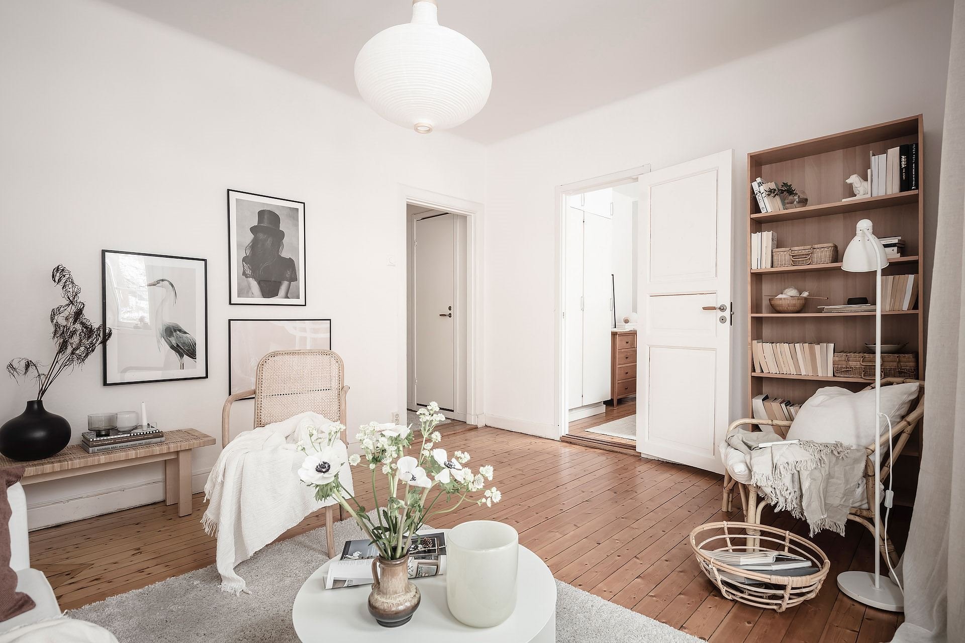 Mini piso en Suecia con decoracion moderna nordica salon con suelo de madera