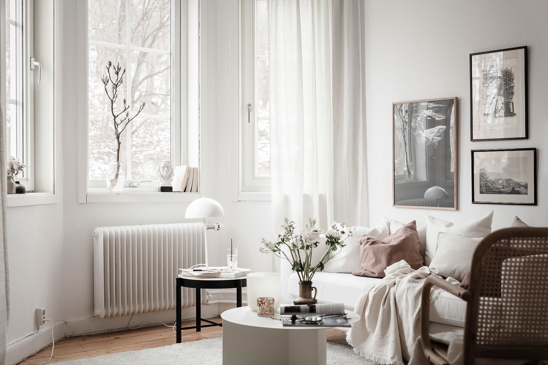 Mini piso en Suecia con decoracion moderna nordica salon con ventanas