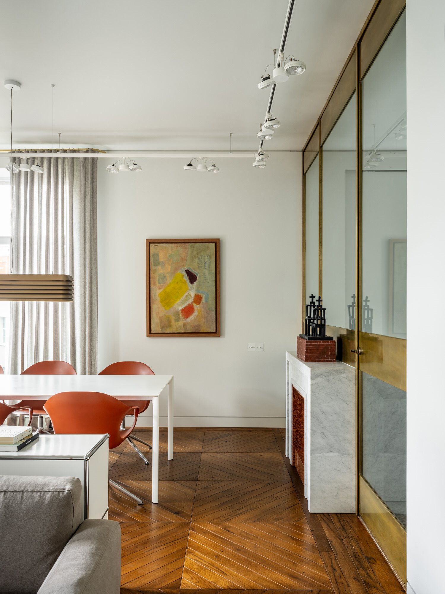 Piso moderno decorado con clasicos del diseño en Moscú comedor con chimenea