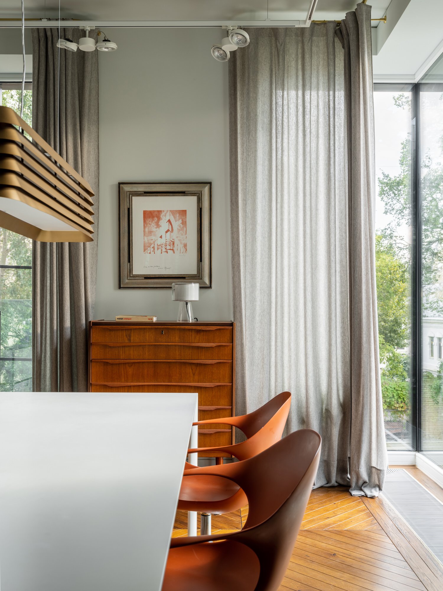 Piso moderno decorado con clasicos del diseño en Moscú comedor