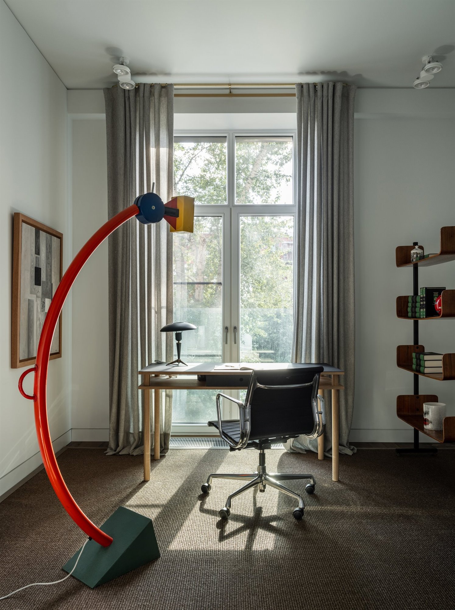 Piso moderno decorado con clasicos del diseño en Moscú despacho
