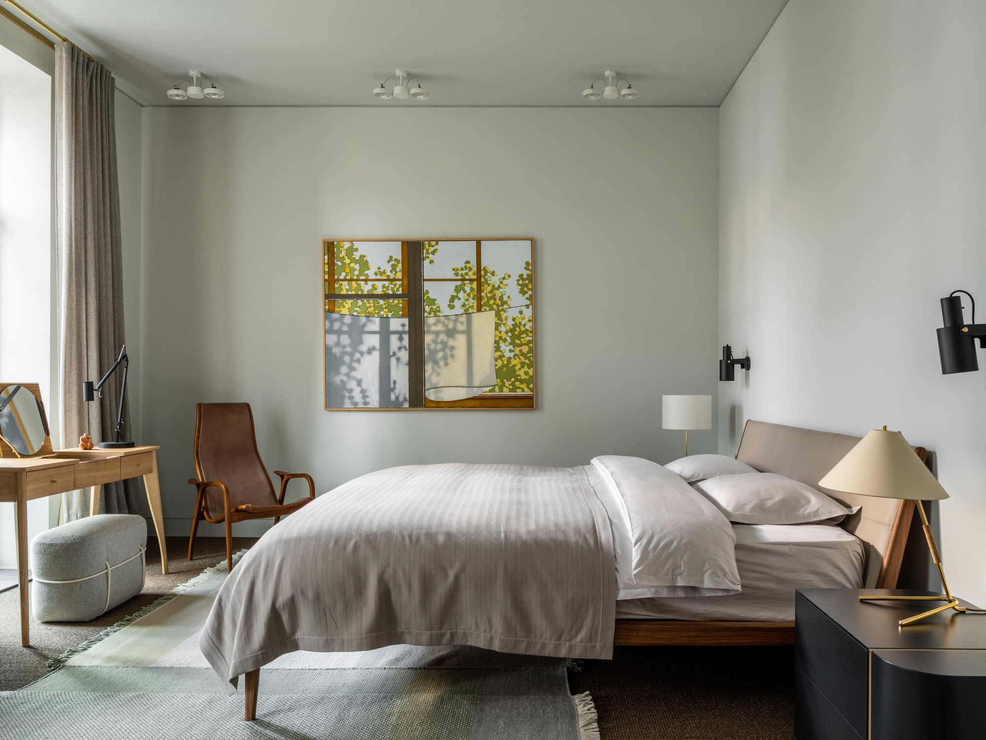 Piso moderno decorado con clasicos del diseño en Moscú dormitorio