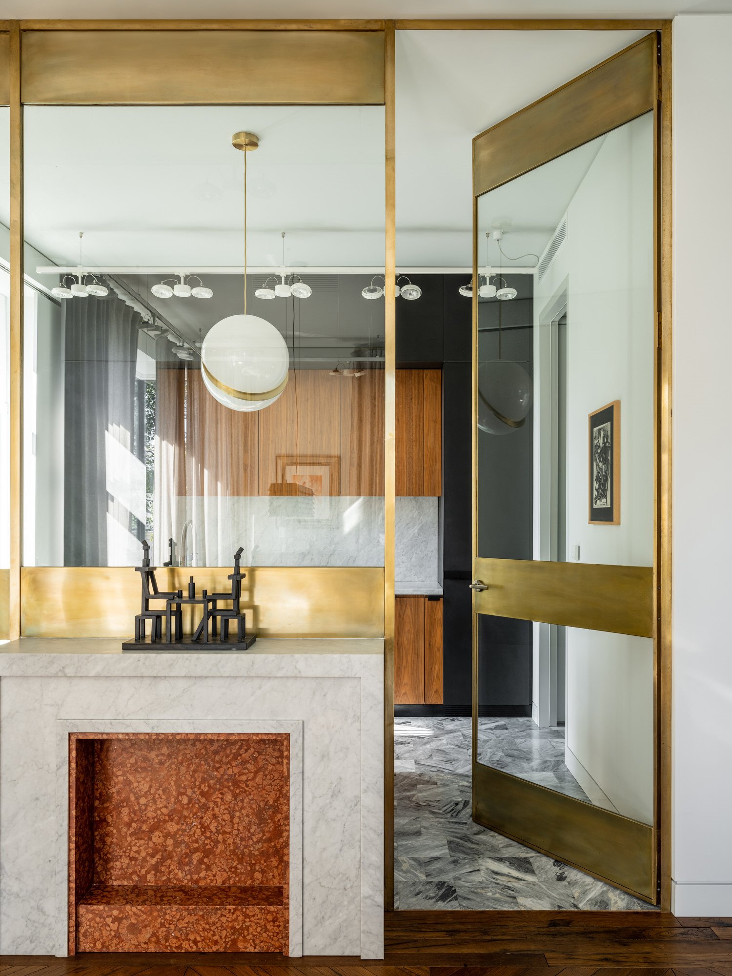 Piso moderno decorado con clasicos del diseño en Moscú puertas con detalles dorados