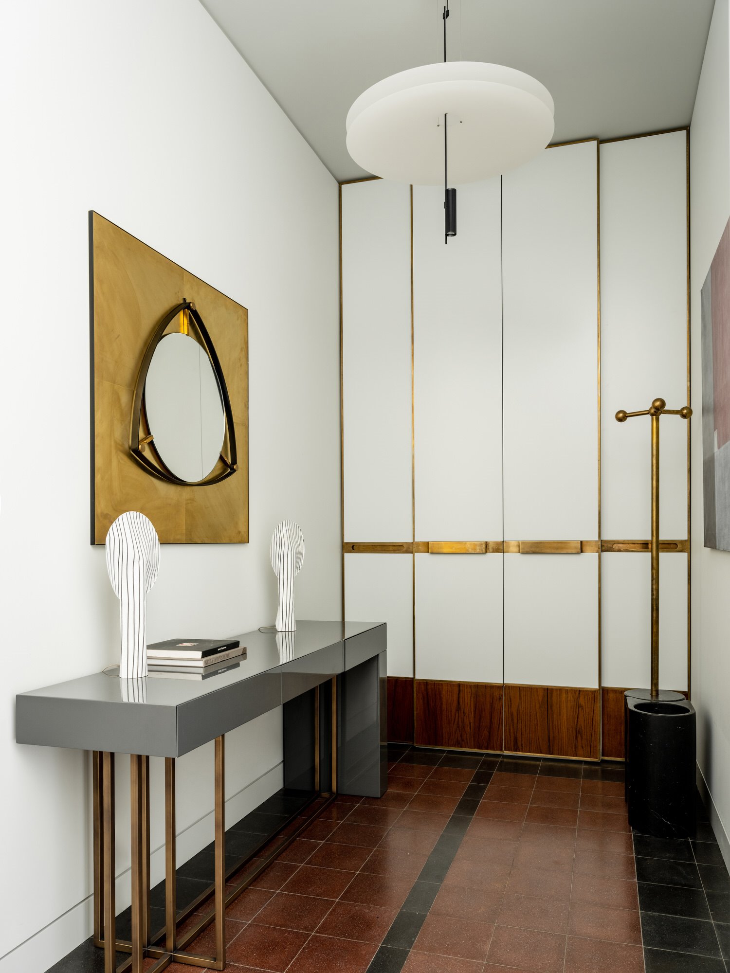 Piso moderno decorado con clasicos del diseño en Moscú  entrada