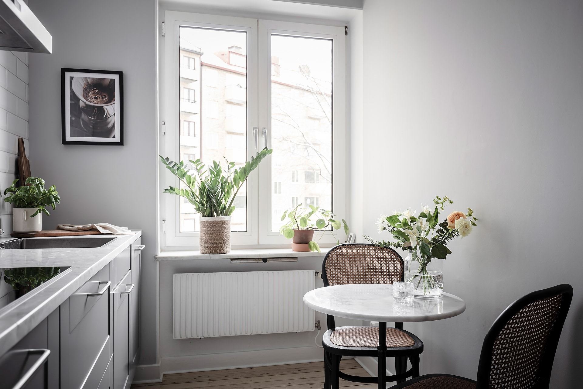 Piso pequeño con decoracion moderna en Suecia cocina con mesilla para comer