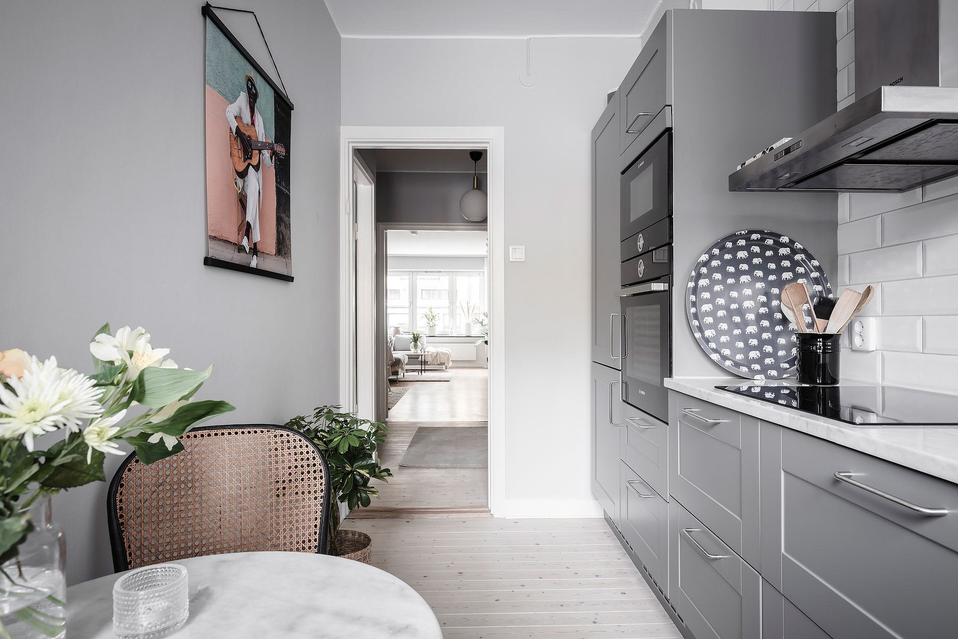 Piso pequeño con decoracion moderna en Suecia cocina con muebles grises