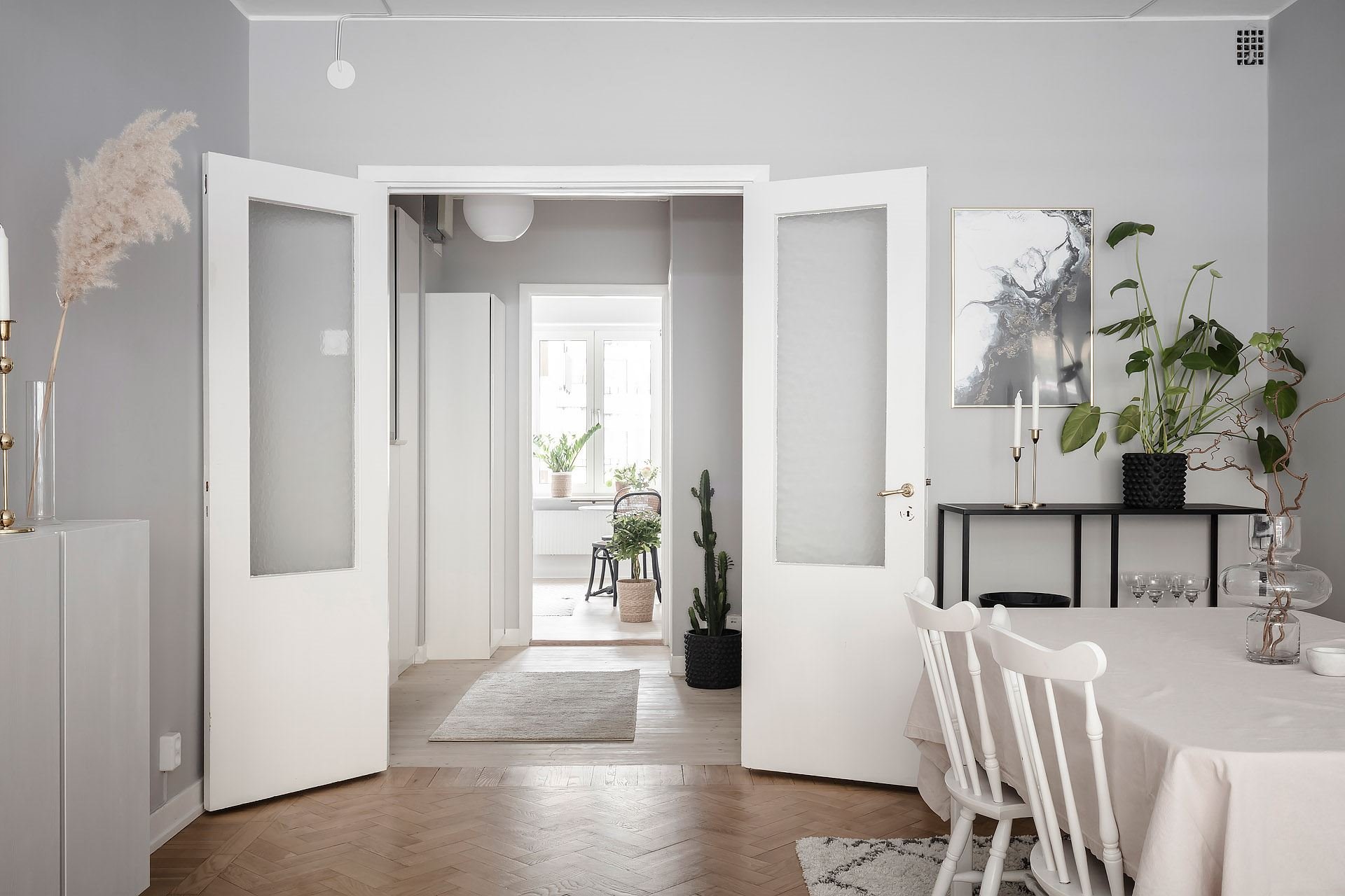 Piso pequeño con decoracion moderna en Suecia comedor con puertas blancas