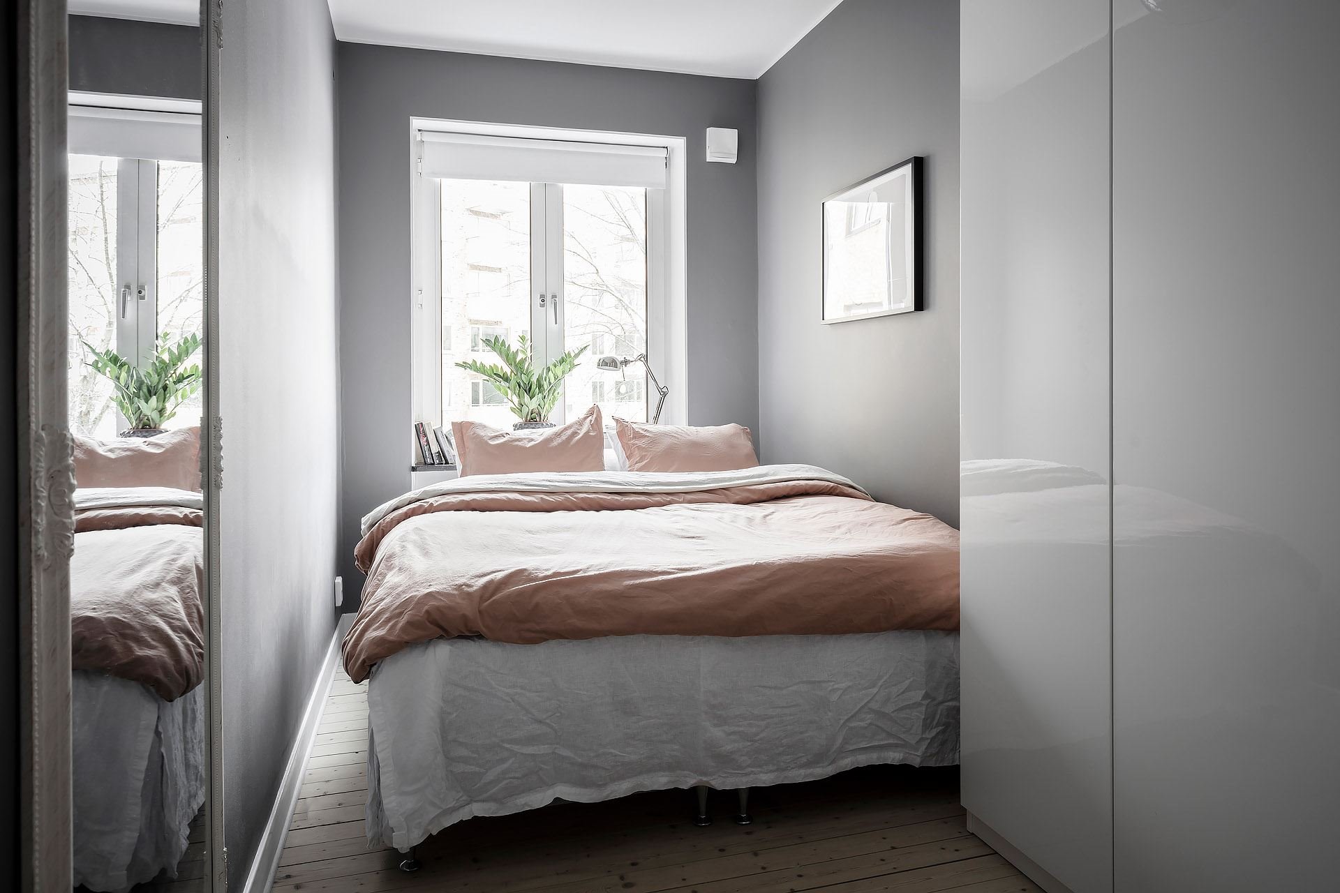 Piso pequeño con decoracion moderna en Suecia dormitorio
