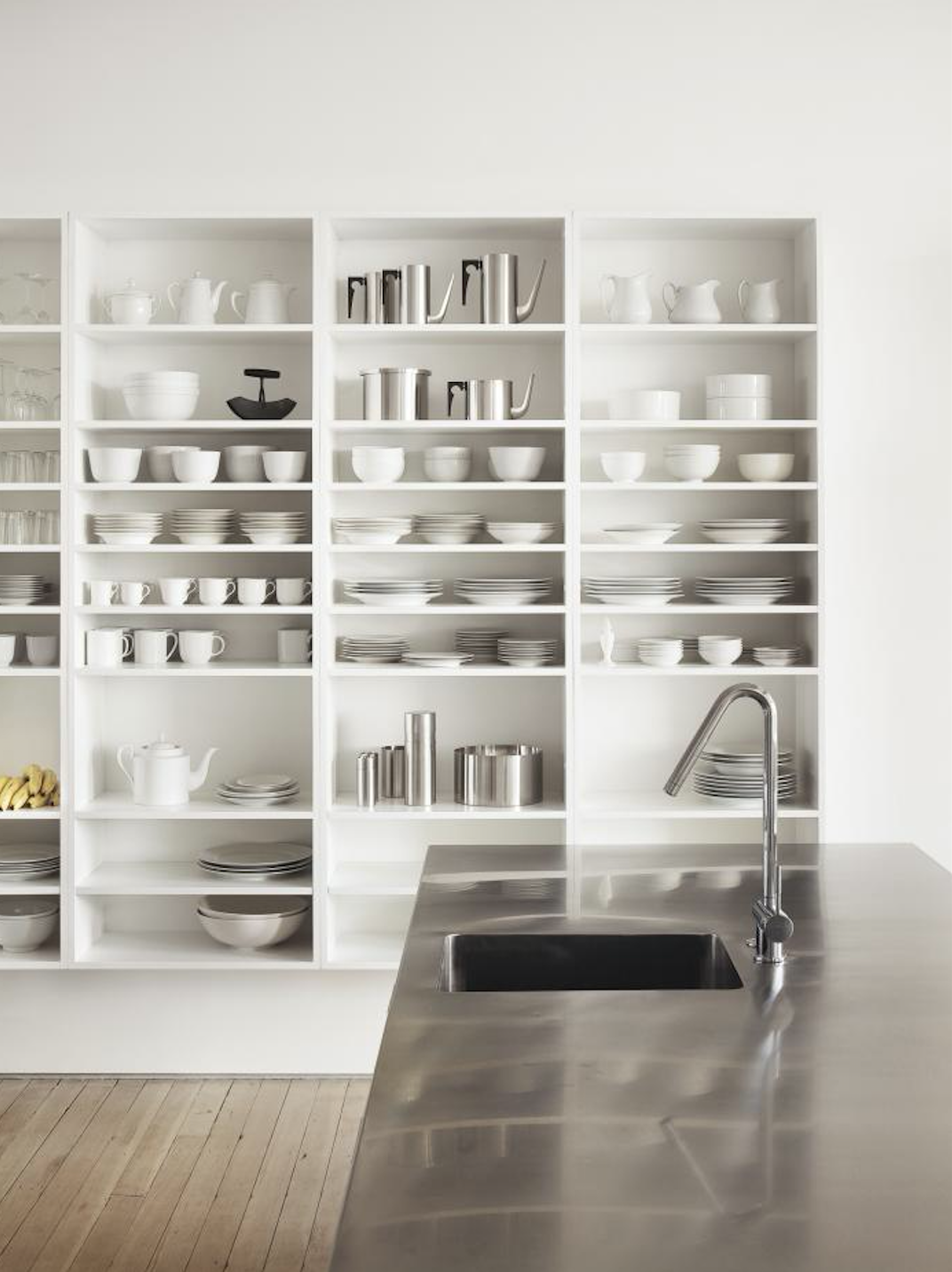 Cocina moderna con encimera de acerno inoxidable. 3. ¿Qué requisitos tiene tu cocina?