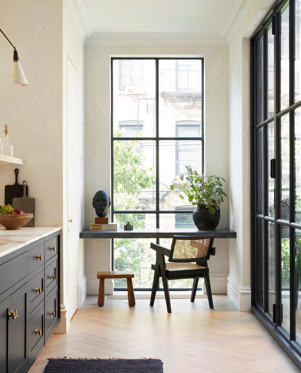 Cocina con espacio de trabajo con una ventana. Capricornio (20 de diciembre al 19 de enero)