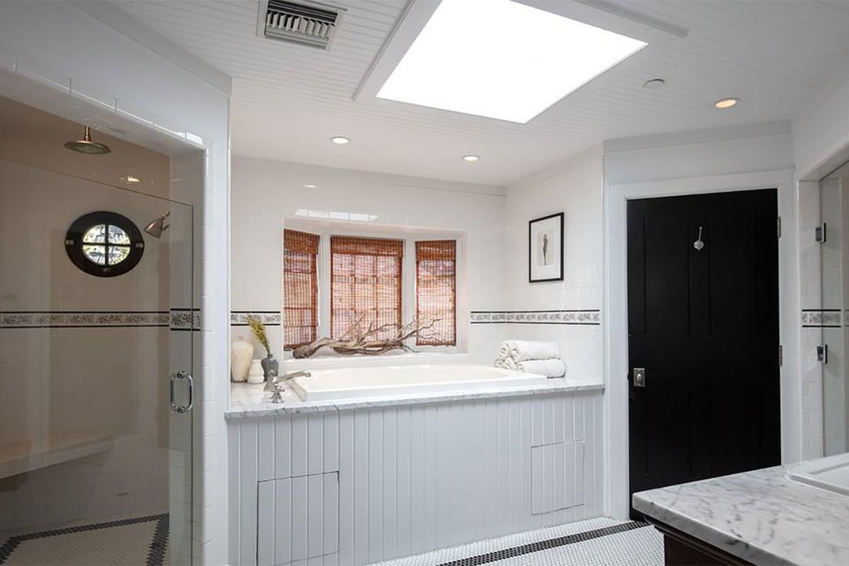 Casa del actor Simon Baker protagonista de la serie El Mentalista baño