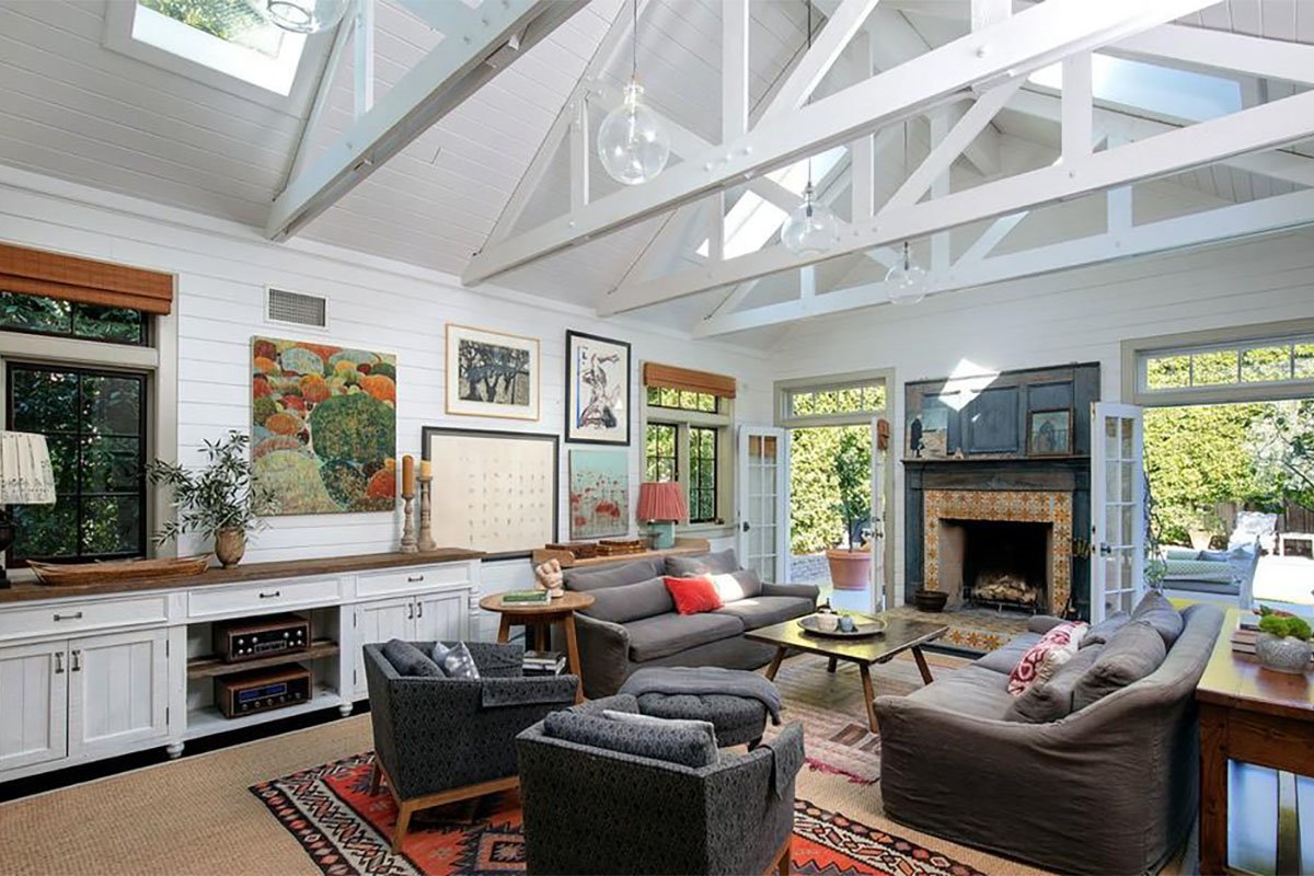 Casa del actor Simon Baker protagonista de la serie El Mentalista salon con vigas de madera