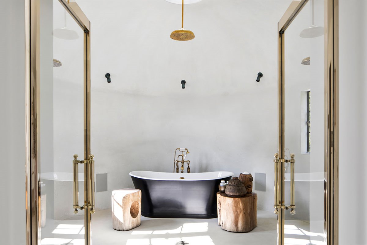 Casa Ellen De Generes y Portia De Rossi en santa Barbara baño con bañera negra