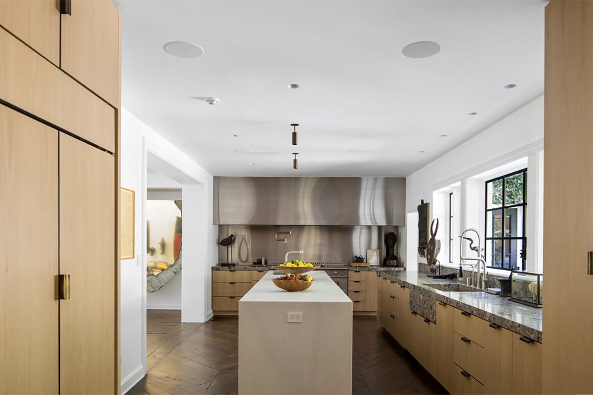 Casa Ellen De Generes y Portia De Rossi en santa Barbara cocina con muebles de madera