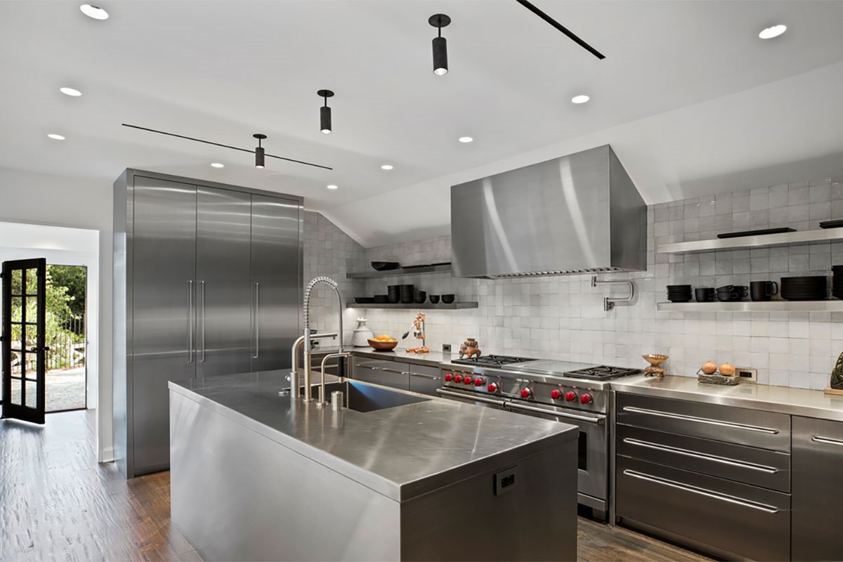 Casa Ellen De Generes y Portia De Rossi en santa Barbara cocina de acero inox