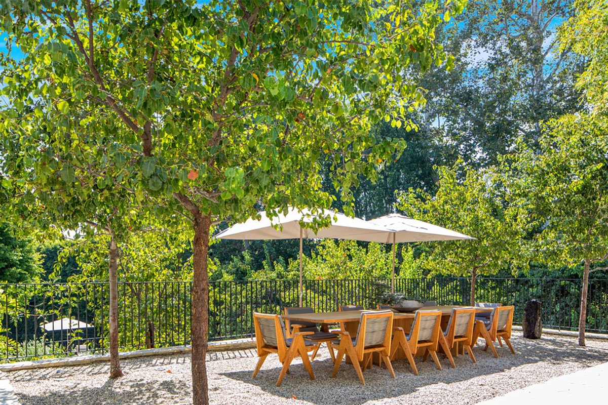 Casa Ellen De Generes y Portia De Rossi en santa Barbara comedor con sillas de madera