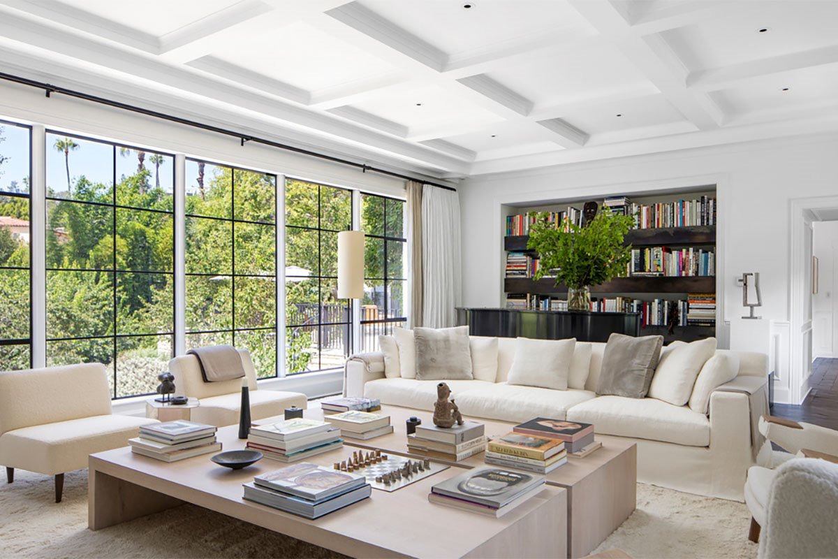 Casa Ellen De Generes y Portia De Rossi en santa Barbara salon con sofa blanco