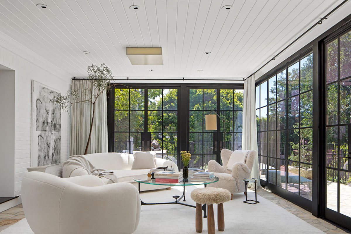 Casa Ellen De Generes y Portia De Rossi en santa Barbara Salon con sofas blancos