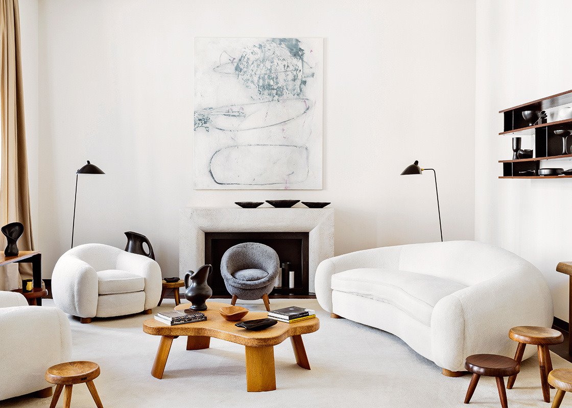 Salon de una casa moderna con sofas curvos y mesas de madera. Escorpio (23 de octubre al 21 de noviembre)