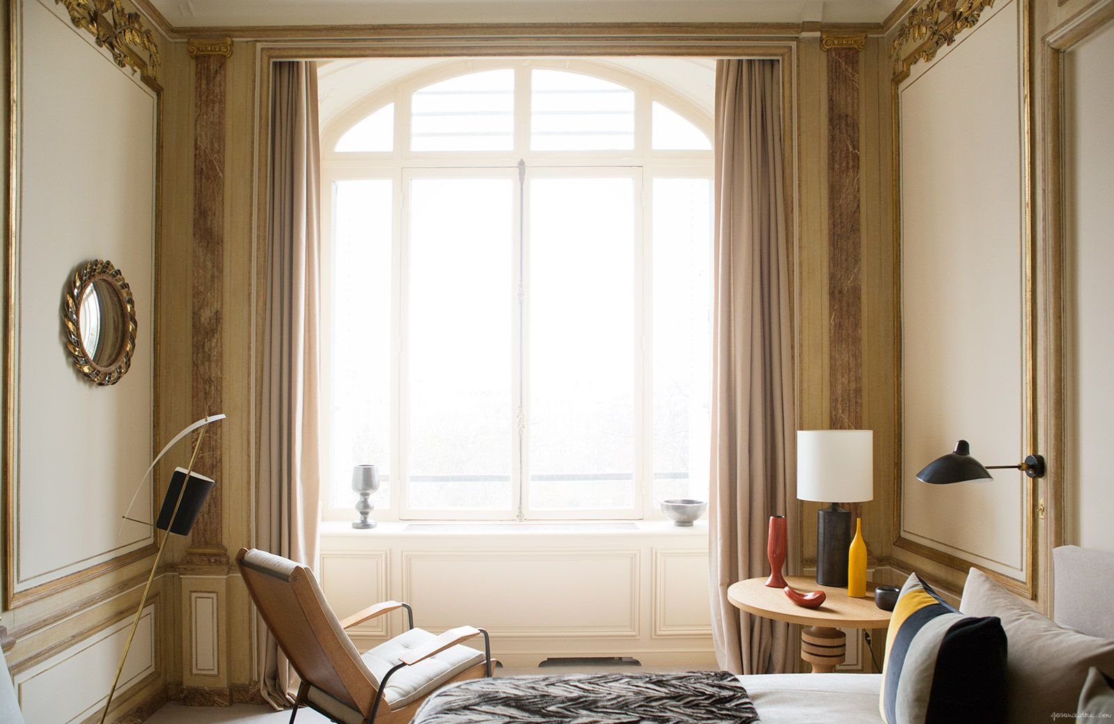 Dormitorio con una ventana grande y molduras en las paredes. Géminis (21 de mayo al 20 de junio)