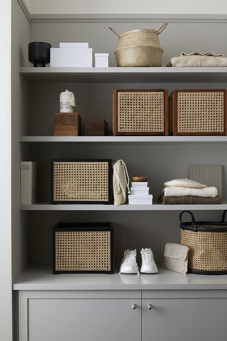 Cajas organizadoras en el salon. Opacos