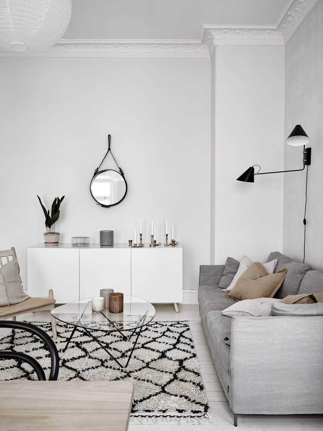 salon con molduras y sofa gris lampara de techo de papel. Virgo (del 23 de agosto al 22 de septiembre)