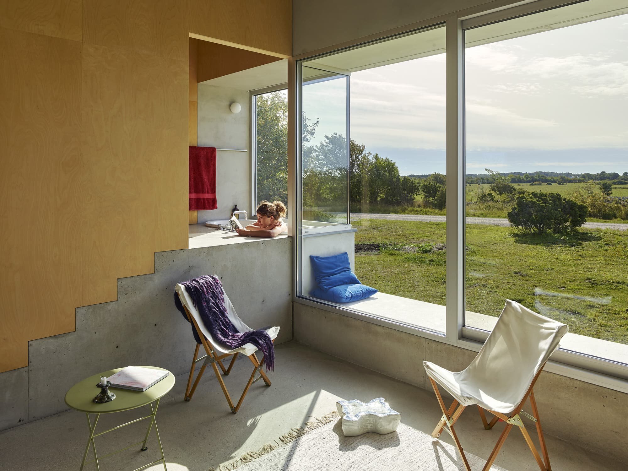 Casa de hormigon moderna baño con bañera